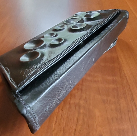 Designwr Willi Nilli handcrafted black leather moon crater steam clutch purse - Picture 4 of 12
